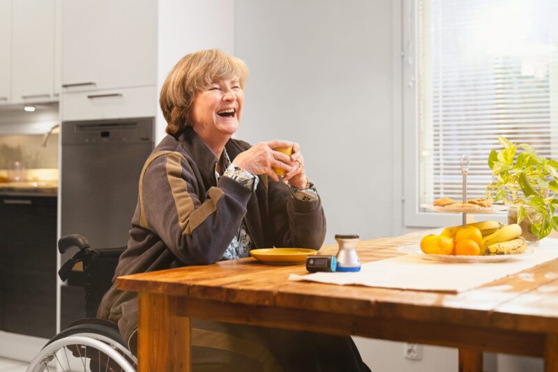 Liikuntarajoitteinen potilas etävastaanotolla lääkärin kanssa