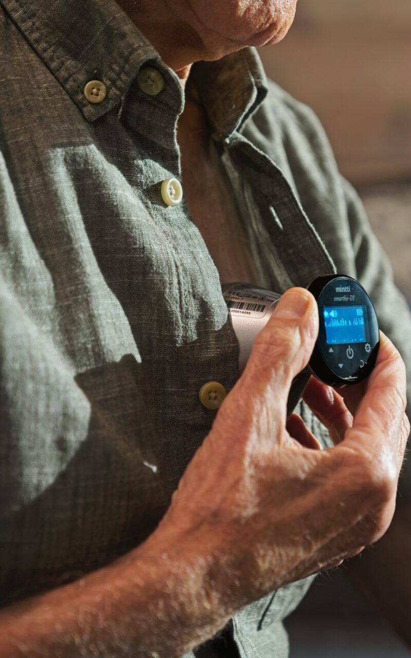 Seniori tarkistaa terveydentilaansa kotona lääkärin etävastaanotolla digitaalisen stetoskoopin avulla